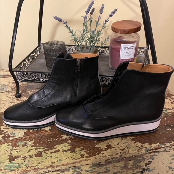 NWOT Women’s Johnston & Murphy Gracelyn Lace-Up Bootie - Picture 3 of 6
